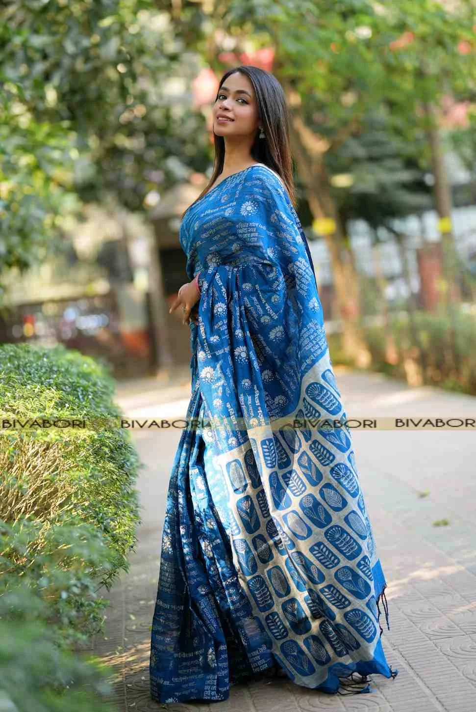 কবিতা পড়ার প্রহর এসেছে রাতের নির্জনে - থিম শাড়ি