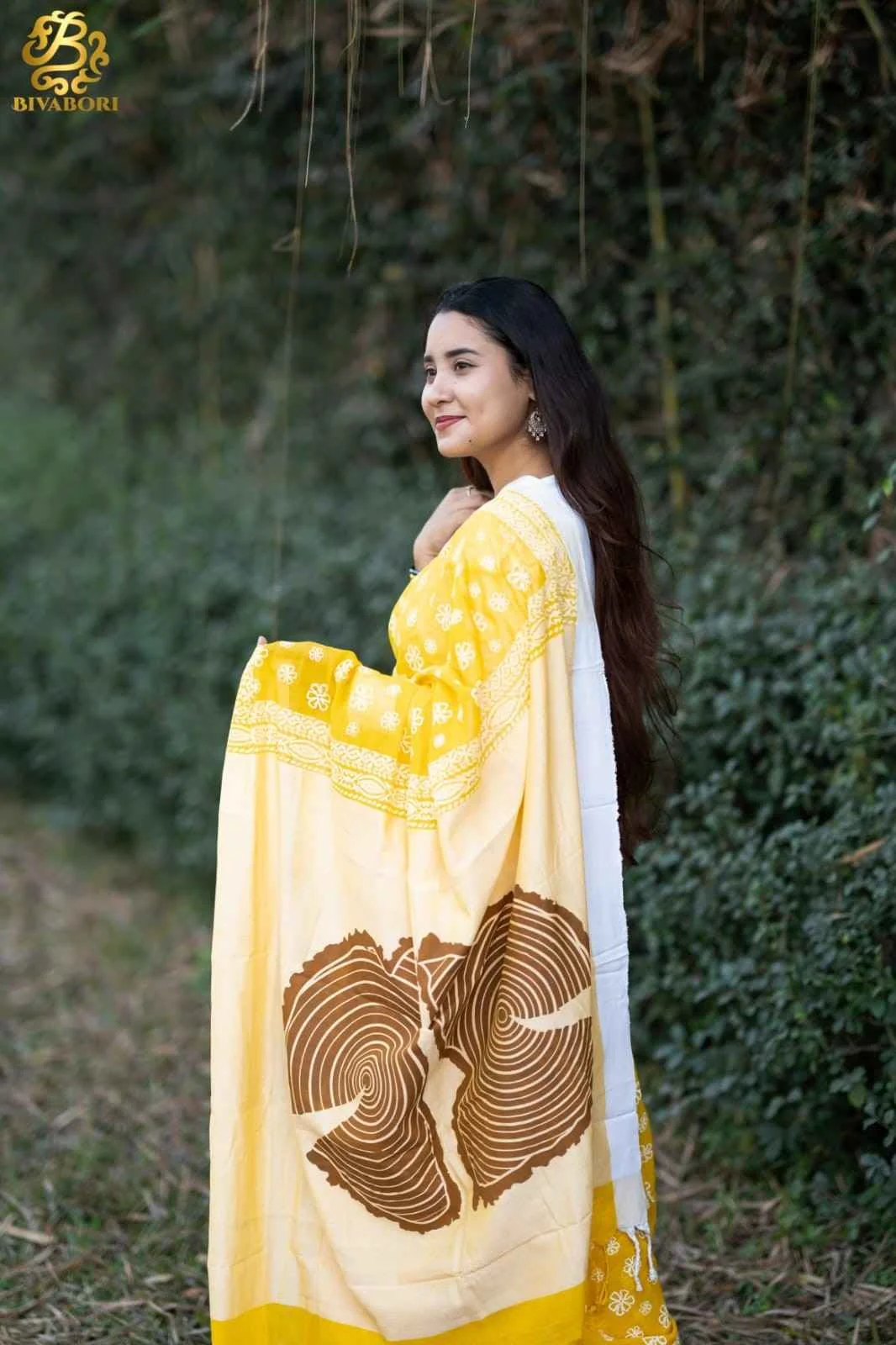 শিউলি মোটিফ শাড়ি