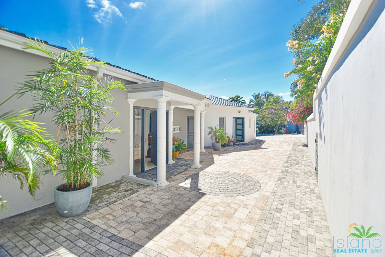 Utropia listings image: 4. general-photos-ocean-front-estate-1.jpg