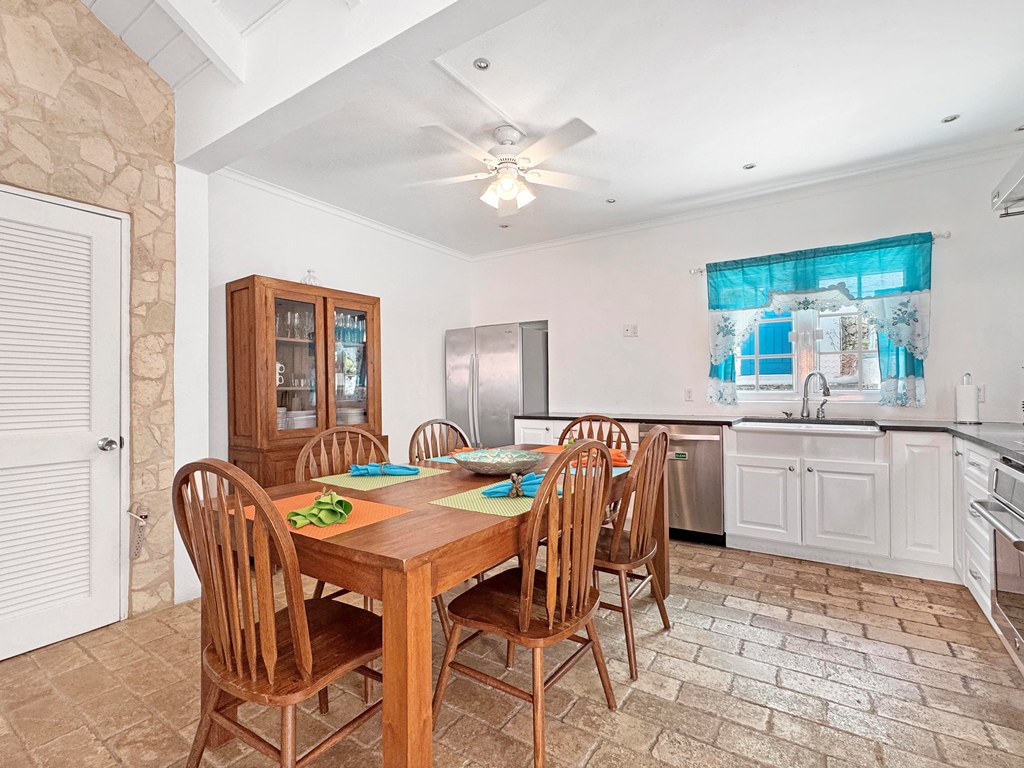 Utropia listings image: 8 Kitchen.jpg