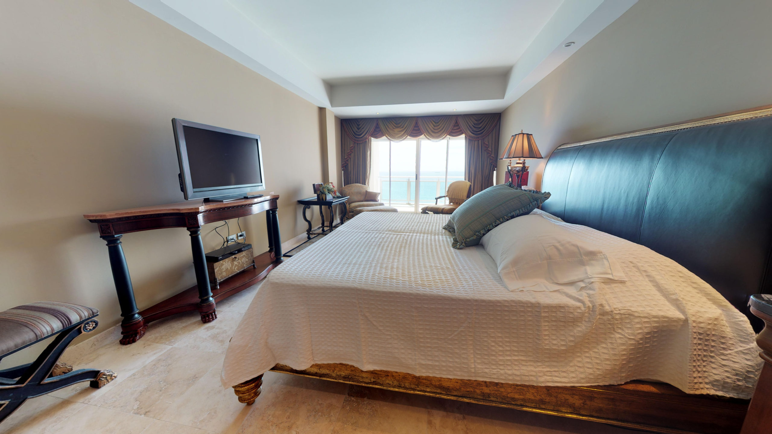 Utropia listings image: for sale, 4 bedroom 4.5 bath beach front condo, sint maarten, cupecoy 11.jpg
