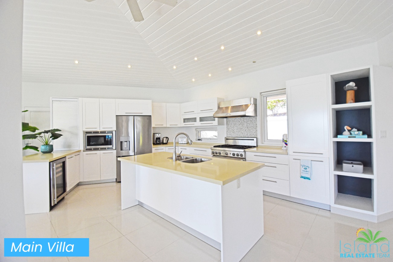 Utropia listings image: 7. main-villa-ocean-front-estate-9.jpg