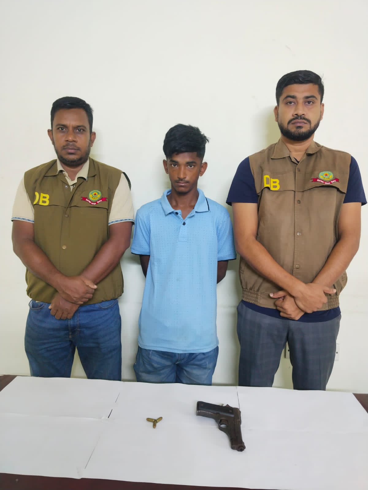 বিদেশি পিস্তল-গুলিসহ হত্যা মামলার আসামি গ্রেপ্তার
