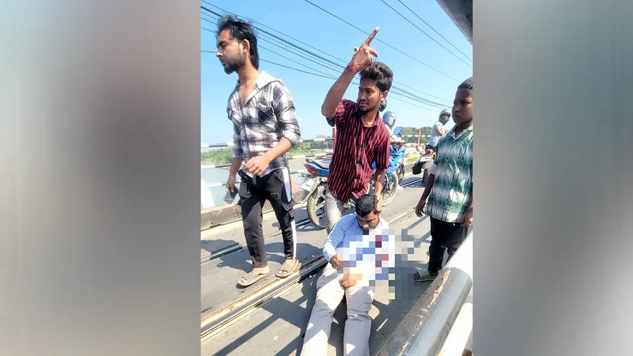 চলন্ত ট্রেন থেকে পড়ে গেলেন স্টেশন মাস্টার