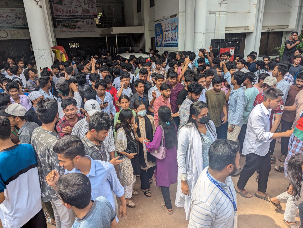শিক্ষা উপদেষ্টা ও সচিবের পদত্যাগের দাবিতে সড়ক অবরোধ