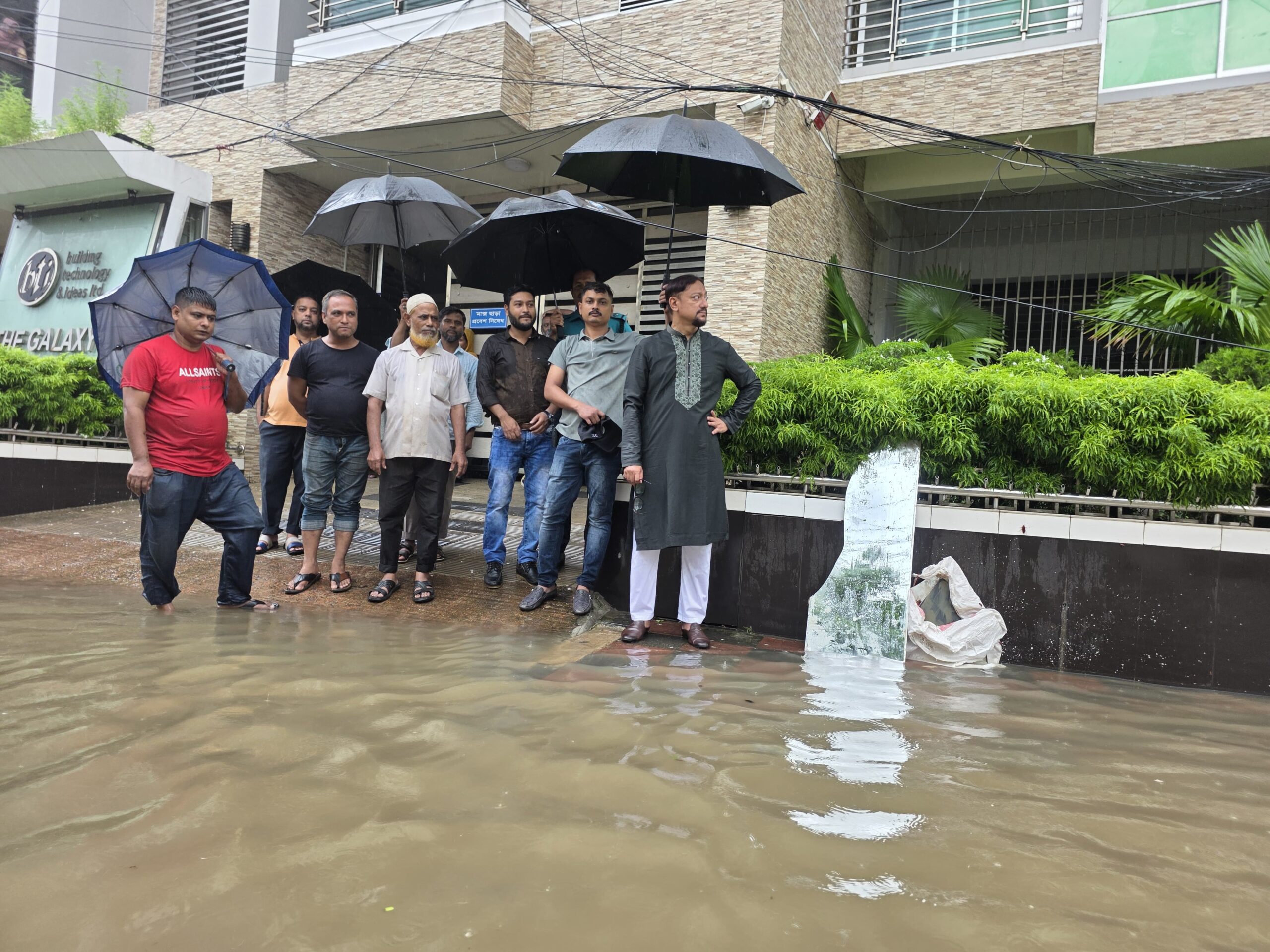 পানিবন্দী নগরীর চরম ভোগান্তিতে জনজীবন