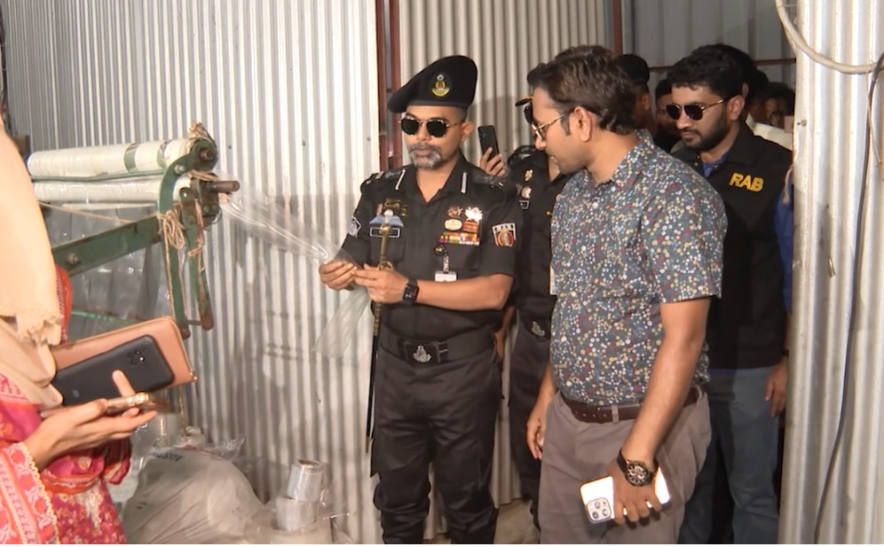 যৌথ অভিযানে চার পলিথিন কারখানাকে ৫ লাখ টাকা জরিমানা