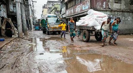 চাক্তাইয়ের ব্যবসা–বাণিজ্যে ভোগান্তির নাম ভাঙা সড়ক