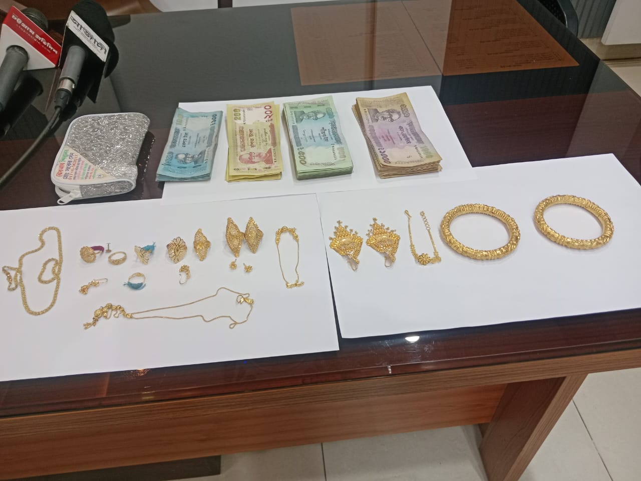 সিএনজিতে ফেলে যাওয়া ৮ ভরি স্বর্ণ ও নগদ টাকা উদ্ধার