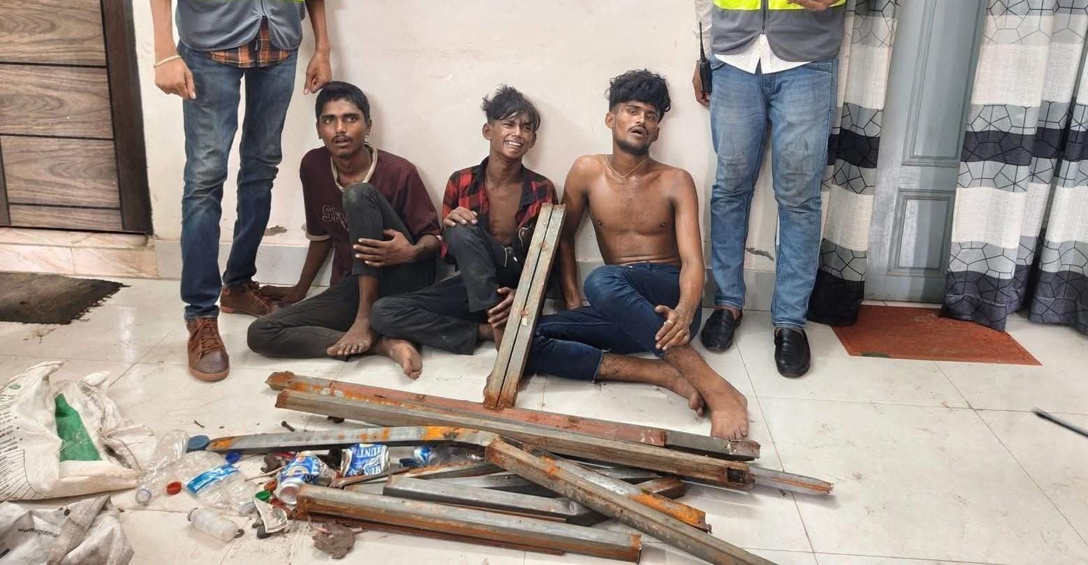 ফ্লাইওভারের নাট-বল্টু চুরির সময় আটক ৩